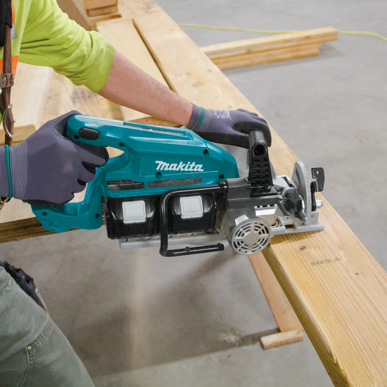 Makita (XSR01PT) 36V (18V X2) LXT® Brushless Rear Handle 7-1/4" Circular Saw Kit (5.0Ah)