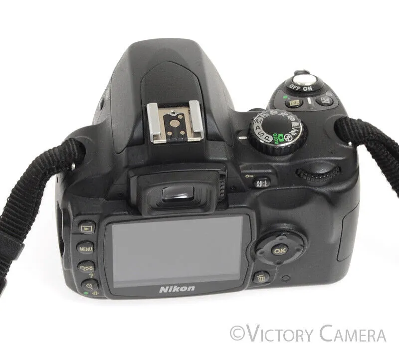 Nikon D40 Digital Camera Body with Charger -6600 Shutter Count-