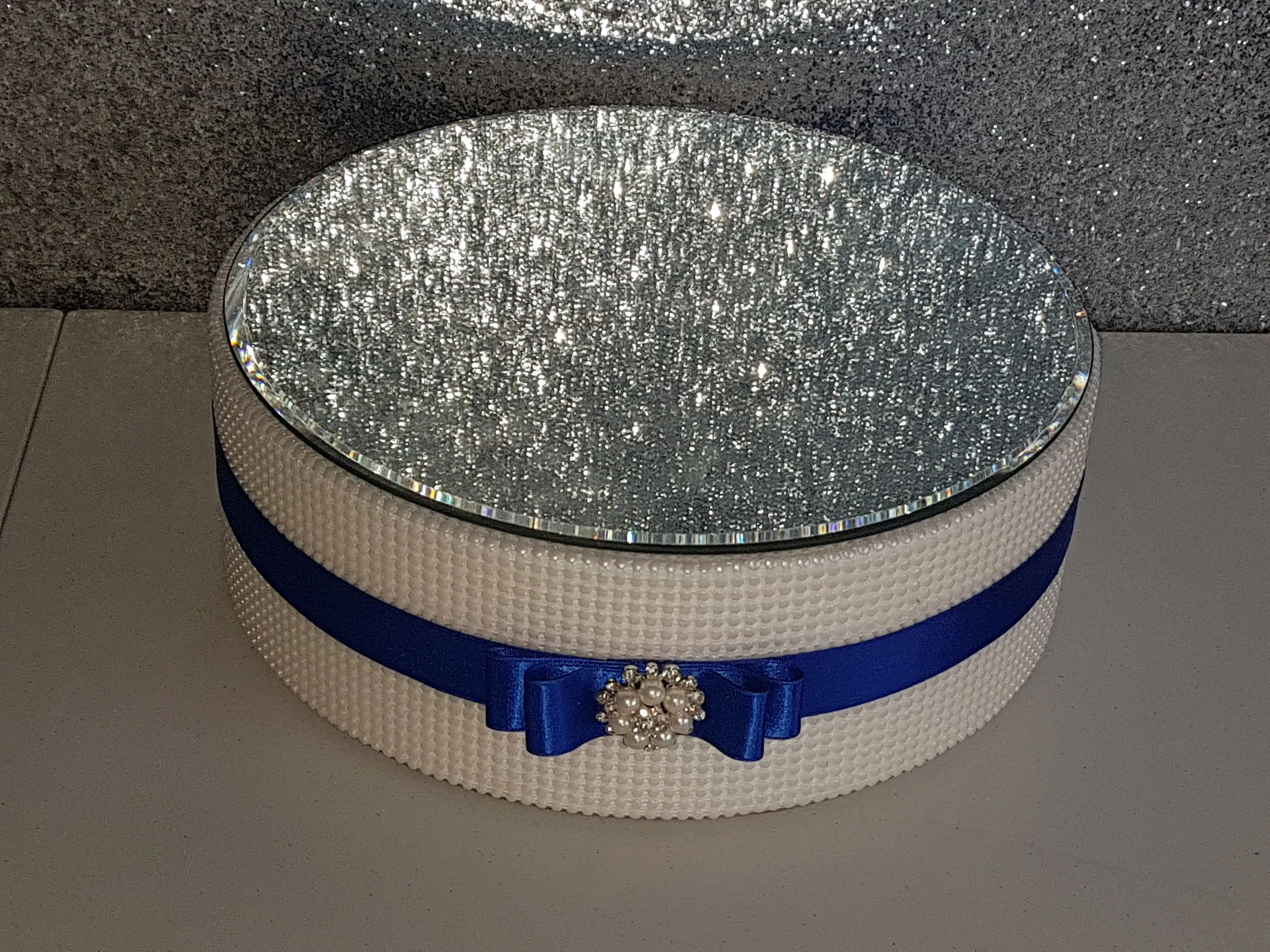 Pearl cake stand, cake holder with  any colour and Pearl brooch